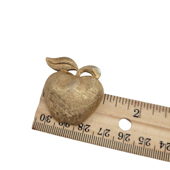 Vintage Coro Gold-Tone Apple Brooch Brushed Texture Autumn Teacher Gift - Picture 3 of 15